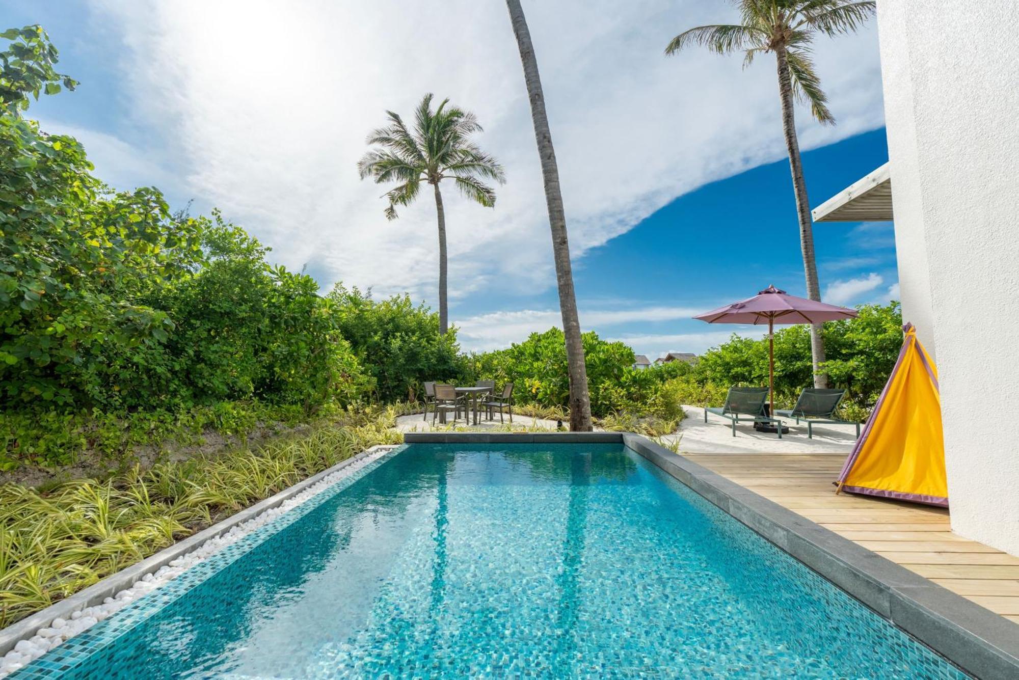 فندق هارد روك مالديفز Emboodhoo Lagoon المظهر الخارجي الصورة A swimming pool at a resort in Maldives